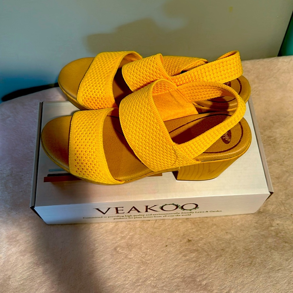 Dr Scholl’s memory yellow clogs very comfortable and stylish. Brand new no tags.